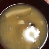 しめじ、玉ねぎ、人参、豆腐の味噌汁